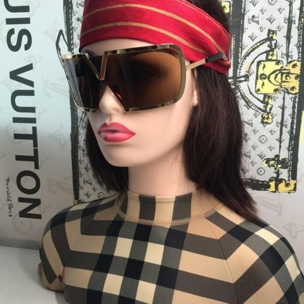 New Authentic Valentino V-Romask Oversized Sunglasses – Light Gold Titanium, Uni